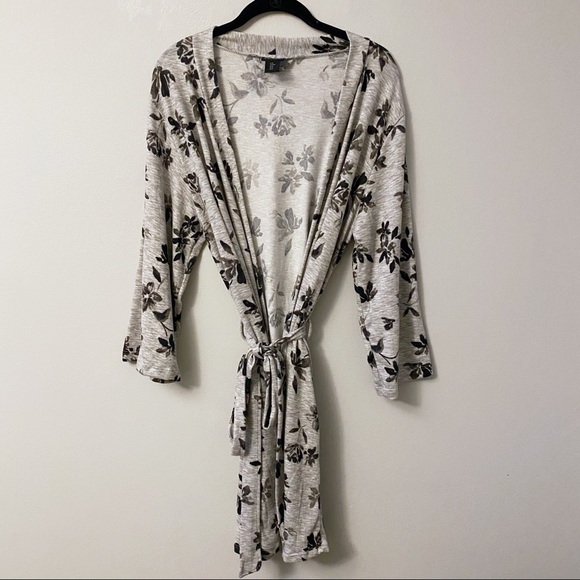 Tahari Gray Floral Robe - Picture 1 of 9